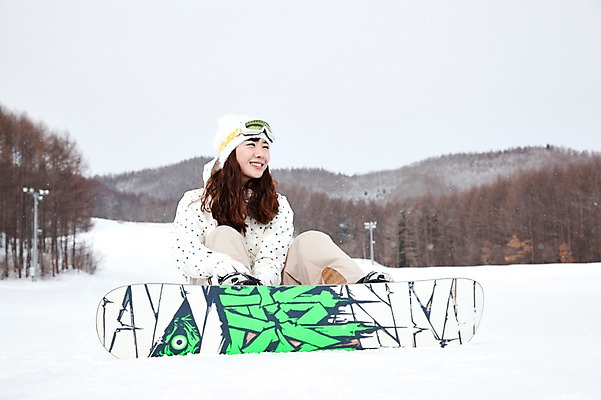 포토 JPG 나무 식물 해외기획촬영 라이프스타일 계절 여자 스포츠용품 스포츠 여행 포즈 겨울 스포츠시설 2010년일본 모션 자연 레저 겨울스포츠 스키장 한명 미소 웃음 사람 앉기 동양인 20대 성인 라이프 레포츠 설원 일본 장비 한국인 스노우보드 보드 일본여행 레포츠용품 스키복 보드장비 여자만 여자한명만 성인여자만 청년만 청년여자만 성인한명만 청년여자한명만 성인여자한명만 성인만 국내포토 1 옷 아시아 해외여행 스키 눈_날씨 표정 인종 청년 생활 보드_스포츠 오브젝트 시설 생태계 파일형식