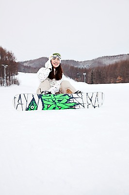 포토 JPG 나무 식물 해외기획촬영 라이프스타일 계절 여자 스포츠용품 스포츠 여행 포즈 겨울 스포츠시설 2010년일본 모션 자연 레저 겨울스포츠 스키장 한명 미소 웃음 사람 앉기 동양인 20대 성인 라이프 레포츠 설원 일본 장비 한국인 스노우보드 보드 일본여행 레포츠용품 스키복 보드장비 여자만 여자한명만 성인여자만 청년만 청년여자만 성인한명만 청년여자한명만 성인여자한명만 성인만 국내포토 1 옷 아시아 해외여행 스키 눈_날씨 표정 인종 청년 생활 보드_스포츠 오브젝트 시설 생태계 파일형식