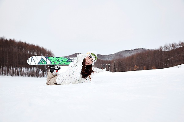 포토 JPG 나무 식물 해외기획촬영 라이프스타일 계절 여자 엎드리기 스포츠용품 스포츠 여행 포즈 겨울 스포츠시설 2010년일본 모션 자연 레저 겨울스포츠 스키장 한명 미소 웃음 사람 동양인 20대 성인 라이프 레포츠 설원 일본 장비 한국인 스노우보드 보드 일본여행 레포츠용품 스키복 보드장비 여자만 여자한명만 성인여자만 청년만 청년여자만 성인한명만 청년여자한명만 성인여자한명만 성인만 국내포토 1 옷 아시아 해외여행 스키 눈_날씨 표정 인종 청년 생활 보드_스포츠 오브젝트 시설 생태계 파일형식