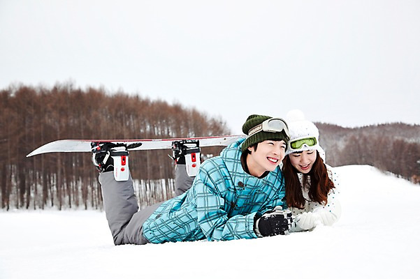 포토 JPG 나무 식물 해외기획촬영 라이프스타일 커플 계절 여자 남자 행복 엎드리기 스포츠용품 스포츠 여행 포즈 겨울 스포츠시설 2010년일본 모션 자연 레저 겨울스포츠 스키장 사랑 미소 웃음 사람 동양인 20대 성인 두명 라이프 레포츠 설원 일본 다정 장비 한국인 스노우보드 보드 일본여행 레포츠용품 스키복 보드장비 청년만 성인만 국내포토 옷 감정 아시아 해외여행 컨셉 관계 스키 눈_날씨 표정 인종 청년 생활 보드_스포츠 오브젝트 시설 생태계 파일형식