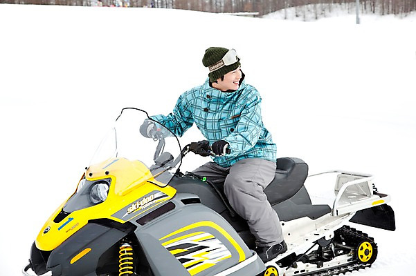 포토 JPG 해외기획촬영 라이프스타일 계절 남자 스포츠 여행 포즈 겨울 스포츠시설 2010년일본 모션 자연 레저 겨울스포츠 스키장 한명 미소 웃음 사람 동양인 20대 성인 라이프 레포츠 설원 일본 한국인 일본여행 스노모빌 남자만 성인남자만 청년만 청년남자만 성인만 국내포토 1 아시아 해외여행 눈_날씨 표정 인종 청년 생활 시설 생태계 파일형식