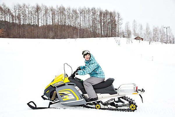 포토 JPG 나무 식물 해외기획촬영 라이프스타일 계절 남자 스포츠 여행 포즈 겨울 스포츠시설 2010년일본 모션 자연 레저 겨울스포츠 스키장 한명 미소 웃음 사람 동양인 20대 성인 라이프 레포츠 설원 일본 한국인 일본여행 스노모빌 남자만 성인남자만 청년만 청년남자만 성인만 국내포토 1 아시아 해외여행 눈_날씨 표정 인종 청년 생활 시설 생태계 파일형식