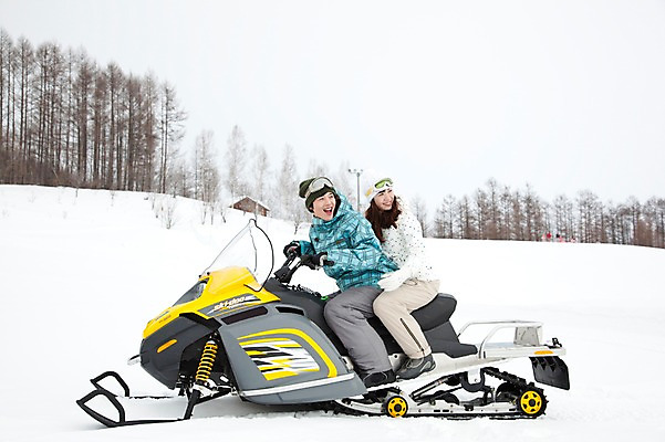 포토 JPG 나무 식물 해외기획촬영 라이프스타일 커플 계절 여자 남자 행복 스포츠 여행 포즈 겨울 스포츠시설 2010년일본 모션 자연 레저 겨울스포츠 스키장 사랑 미소 웃음 사람 동양인 20대 성인 두명 라이프 레포츠 설원 일본 다정 한국인 일본여행 스노모빌 청년만 성인만 국내포토 감정 아시아 해외여행 컨셉 관계 눈_날씨 표정 인종 청년 생활 시설 생태계 파일형식