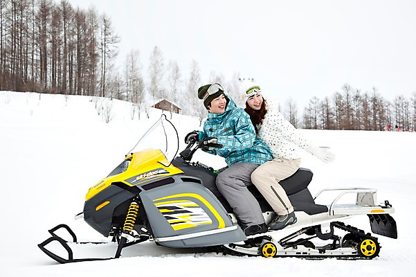 포토 JPG 나무 식물 해외기획촬영 라이프스타일 커플 계절 여자 남자 행복 스포츠 여행 포즈 겨울 스포츠시설 2010년일본 모션 자연 레저 겨울스포츠 스키장 사랑 미소 웃음 사람 동양인 20대 성인 두명 라이프 레포츠 설원 일본 다정 한국인 일본여행 스노모빌 청년만 성인만 국내포토 감정 아시아 해외여행 컨셉 관계 눈_날씨 표정 인종 청년 생활 시설 생태계 파일형식