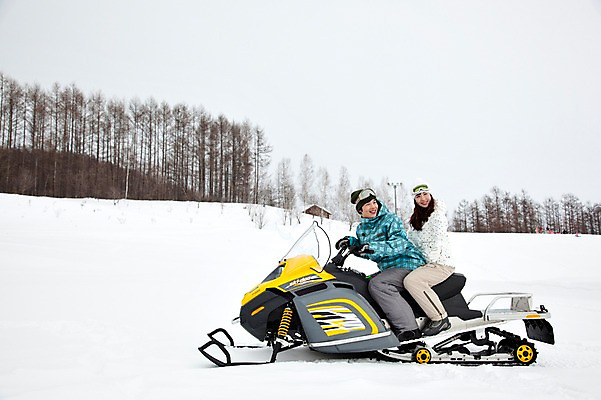 포토 JPG 나무 식물 해외기획촬영 라이프스타일 커플 계절 여자 남자 행복 스포츠 여행 포즈 겨울 스포츠시설 2010년일본 모션 자연 레저 겨울스포츠 스키장 사랑 미소 웃음 사람 동양인 20대 성인 두명 라이프 레포츠 설원 일본 다정 한국인 일본여행 스노모빌 청년만 성인만 국내포토 감정 아시아 해외여행 컨셉 관계 눈_날씨 표정 인종 청년 생활 시설 생태계 파일형식