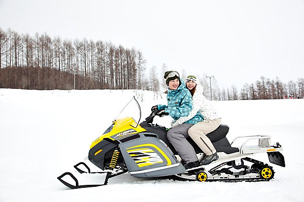 포토 JPG 나무 식물 해외기획촬영 라이프스타일 커플 계절 여자 남자 행복 스포츠 여행 포즈 겨울 스포츠시설 2010년일본 모션 자연 레저 겨울스포츠 스키장 사랑 미소 웃음 사람 동양인 20대 성인 두명 라이프 레포츠 설원 일본 다정 한국인 일본여행 스노모빌 청년만 성인만 국내포토 감정 아시아 해외여행 컨셉 관계 눈_날씨 표정 인종 청년 생활 시설 생태계 파일형식