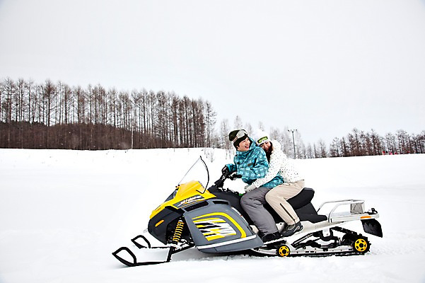 포토 JPG 나무 식물 해외기획촬영 라이프스타일 커플 계절 여자 남자 행복 스포츠 여행 포즈 겨울 스포츠시설 2010년일본 모션 자연 레저 겨울스포츠 스키장 사랑 미소 웃음 사람 동양인 20대 성인 두명 라이프 레포츠 설원 일본 다정 한국인 일본여행 스노모빌 청년만 성인만 국내포토 감정 아시아 해외여행 컨셉 관계 눈_날씨 표정 인종 청년 생활 시설 생태계 파일형식