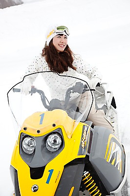 포토 JPG 해외기획촬영 라이프스타일 계절 여자 스포츠 여행 포즈 겨울 스포츠시설 2010년일본 모션 자연 레저 겨울스포츠 스키장 한명 미소 웃음 사람 동양인 20대 성인 라이프 레포츠 설원 일본 한국인 일본여행 스노모빌 여자만 여자한명만 성인여자만 청년만 청년여자만 성인한명만 청년여자한명만 성인여자한명만 성인만 국내포토 1 아시아 해외여행 눈_날씨 표정 인종 청년 생활 시설 생태계 파일형식