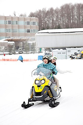 포토 JPG 나무 식물 해외기획촬영 라이프스타일 커플 계절 여자 남자 행복 스포츠 여행 포즈 겨울 스포츠시설 2010년일본 모션 자연 레저 겨울스포츠 스키장 사랑 미소 웃음 사람 동양인 20대 성인 두명 건물 라이프 레포츠 설원 일본 다정 한국인 일본여행 스노모빌 청년만 성인만 국내포토 건축물 감정 아시아 해외여행 컨셉 관계 눈_날씨 표정 인종 청년 생활 시설 생태계 파일형식