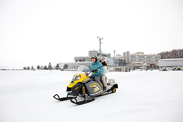 포토 JPG 해외기획촬영 라이프스타일 커플 계절 여자 남자 행복 스포츠 여행 포즈 겨울 스포츠시설 2010년일본 모션 자연 레저 겨울스포츠 스키장 사랑 미소 웃음 사람 동양인 20대 성인 두명 건물 라이프 레포츠 설원 일본 다정 한국인 일본여행 스노모빌 청년만 성인만 국내포토 건축물 감정 아시아 해외여행 컨셉 관계 눈_날씨 표정 인종 청년 생활 시설 생태계 파일형식