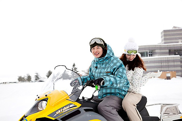 포토 JPG 해외기획촬영 라이프스타일 커플 계절 여자 남자 행복 스포츠 여행 포즈 겨울 스포츠시설 2010년일본 모션 자연 레저 겨울스포츠 스키장 사랑 미소 웃음 사람 동양인 20대 성인 두명 건물 라이프 레포츠 설원 일본 다정 한국인 일본여행 스노모빌 청년만 성인만 국내포토 건축물 감정 아시아 해외여행 컨셉 관계 눈_날씨 표정 인종 청년 생활 시설 생태계 파일형식