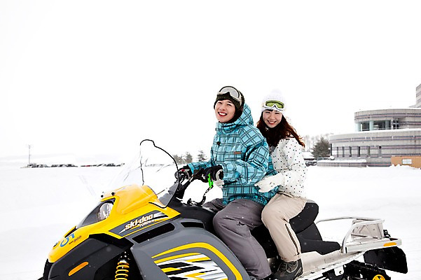 포토 JPG 해외기획촬영 라이프스타일 커플 계절 여자 남자 행복 스포츠 여행 포즈 겨울 스포츠시설 2010년일본 모션 자연 레저 겨울스포츠 스키장 사랑 미소 웃음 사람 동양인 20대 성인 두명 건물 라이프 레포츠 설원 일본 다정 한국인 일본여행 스노모빌 청년만 성인만 국내포토 건축물 감정 아시아 해외여행 컨셉 관계 눈_날씨 표정 인종 청년 생활 시설 생태계 파일형식