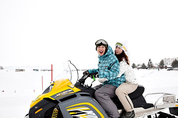 포토 JPG 해외기획촬영 라이프스타일 커플 계절 여자 남자 행복 스포츠 여행 포즈 겨울 스포츠시설 2010년일본 모션 자연 레저 겨울스포츠 스키장 사랑 미소 웃음 사람 동양인 20대 성인 두명 건물 라이프 레포츠 설원 일본 다정 한국인 일본여행 스노모빌 청년만 성인만 국내포토 건축물 감정 아시아 해외여행 컨셉 관계 눈_날씨 표정 인종 청년 생활 시설 생태계 파일형식