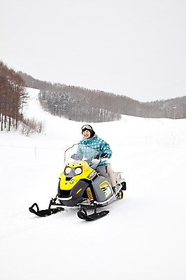 포토 JPG 나무 식물 해외기획촬영 라이프스타일 커플 계절 여자 남자 행복 스포츠 여행 포즈 겨울 스포츠시설 2010년일본 모션 자연 레저 겨울스포츠 스키장 사랑 미소 웃음 사람 동양인 20대 성인 두명 라이프 레포츠 설원 일본 다정 한국인 일본여행 스노모빌 청년만 성인만 국내포토 감정 아시아 해외여행 컨셉 관계 눈_날씨 표정 인종 청년 생활 시설 생태계 파일형식