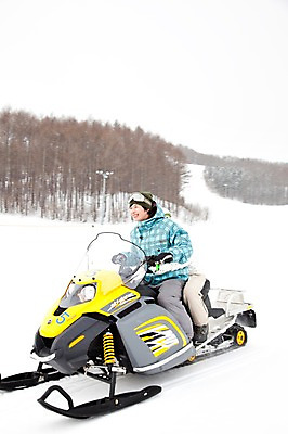 포토 JPG 나무 식물 해외기획촬영 라이프스타일 커플 계절 여자 남자 행복 스포츠 여행 포즈 겨울 스포츠시설 2010년일본 모션 자연 레저 겨울스포츠 스키장 사랑 미소 웃음 사람 동양인 20대 성인 두명 라이프 레포츠 설원 일본 다정 한국인 일본여행 스노모빌 청년만 성인만 국내포토 감정 아시아 해외여행 컨셉 관계 눈_날씨 표정 인종 청년 생활 시설 생태계 파일형식