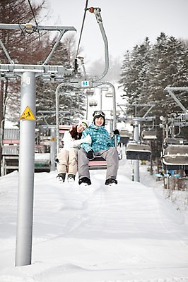 포토 JPG 나무 식물 해외기획촬영 라이프스타일 커플 계절 여자 남자 행복 스포츠 여행 포즈 겨울 스포츠시설 2010년일본 모션 자연 레저 겨울스포츠 스키장 사랑 미소 웃음 사람 앉기 동양인 20대 성인 두명 라이프 레포츠 일본 다정 한국인 일본여행 스키복 리프트 청년만 성인만 국내포토 옷 감정 아시아 해외여행 컨셉 관계 스키 표정 인종 청년 생활 시설 생태계 파일형식
