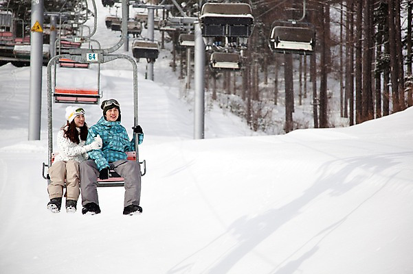 포토 JPG 나무 식물 해외기획촬영 라이프스타일 커플 계절 여자 남자 행복 스포츠 여행 포즈 겨울 스포츠시설 2010년일본 모션 자연 레저 겨울스포츠 스키장 사랑 미소 웃음 사람 앉기 동양인 20대 성인 두명 라이프 레포츠 일본 다정 한국인 일본여행 스키복 리프트 청년만 성인만 국내포토 옷 감정 아시아 해외여행 컨셉 관계 스키 표정 인종 청년 생활 시설 생태계 파일형식