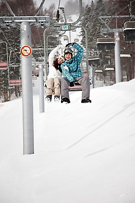 포토 JPG 나무 식물 해외기획촬영 라이프스타일 커플 계절 여자 남자 행복 스포츠 여행 포즈 겨울 스포츠시설 2010년일본 모션 자연 레저 겨울스포츠 스키장 사랑 미소 웃음 사람 앉기 동양인 20대 성인 두명 라이프 레포츠 일본 다정 한국인 일본여행 스키복 리프트 청년만 성인만 국내포토 옷 감정 아시아 해외여행 컨셉 관계 스키 표정 인종 청년 생활 시설 생태계 파일형식