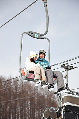 포토 JPG 나무 식물 해외기획촬영 라이프스타일 커플 계절 여자 남자 행복 스포츠 여행 포즈 겨울 스포츠시설 2010년일본 모션 자연 레저 겨울스포츠 스키장 사랑 미소 웃음 사람 앉기 동양인 20대 성인 두명 라이프 레포츠 일본 다정 한국인 일본여행 스키복 리프트 청년만 성인만 국내포토 옷 감정 아시아 해외여행 컨셉 관계 스키 표정 인종 청년 생활 시설 생태계 파일형식