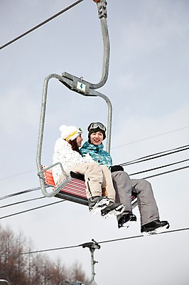 포토 JPG 나무 식물 해외기획촬영 라이프스타일 커플 계절 여자 남자 행복 스포츠 여행 포즈 겨울 스포츠시설 2010년일본 모션 자연 레저 겨울스포츠 스키장 사랑 미소 웃음 사람 앉기 동양인 20대 성인 두명 라이프 레포츠 일본 다정 한국인 일본여행 스키복 리프트 청년만 성인만 국내포토 옷 감정 아시아 해외여행 컨셉 관계 스키 표정 인종 청년 생활 시설 생태계 파일형식