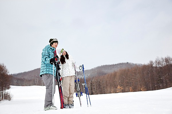 포토 JPG 나무 식물 해외기획촬영 라이프스타일 커플 계절 여자 남자 행복 스포츠용품 스포츠 여행 포즈 겨울 스포츠시설 2010년일본 모션 자연 레저 스키 겨울스포츠 스키장 고글 사랑 미소 웃음 사람 동양인 20대 성인 두명 라이프 레포츠 일본 다정 장비 한국인 일본여행 레포츠용품 스키복 스키장비 청년만 성인만 국내포토 옷 감정 아시아 해외여행 컨셉 관계 표정 인종 청년 생활 오브젝트 시설 생태계 파일형식