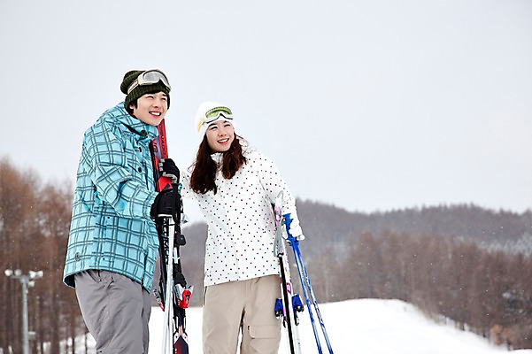 포토 JPG 나무 식물 해외기획촬영 라이프스타일 커플 계절 여자 남자 행복 스포츠용품 스포츠 여행 포즈 겨울 스포츠시설 2010년일본 모션 자연 레저 스키 겨울스포츠 스키장 고글 사랑 미소 웃음 사람 동양인 20대 성인 두명 라이프 레포츠 일본 다정 장비 한국인 일본여행 레포츠용품 스키복 스키장비 청년만 성인만 국내포토 옷 감정 아시아 해외여행 컨셉 관계 표정 인종 청년 생활 오브젝트 시설 생태계 파일형식