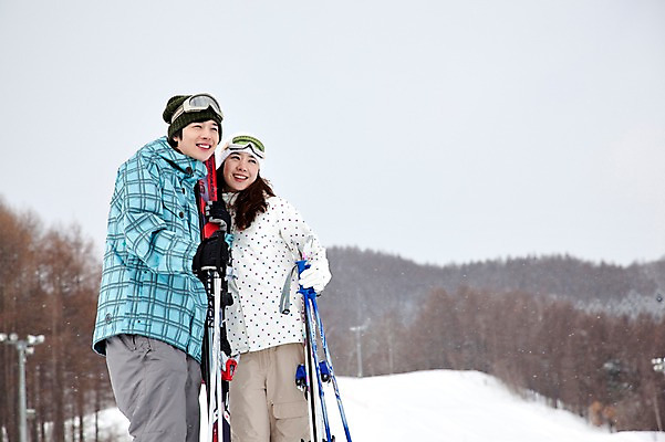 포토 JPG 나무 식물 해외기획촬영 라이프스타일 커플 계절 여자 남자 행복 스포츠용품 스포츠 여행 포즈 겨울 스포츠시설 2010년일본 모션 자연 레저 스키 겨울스포츠 스키장 고글 사랑 미소 웃음 사람 동양인 20대 성인 두명 라이프 레포츠 일본 다정 장비 한국인 일본여행 레포츠용품 스키복 스키장비 청년만 성인만 국내포토 옷 감정 아시아 해외여행 컨셉 관계 표정 인종 청년 생활 오브젝트 시설 생태계 파일형식