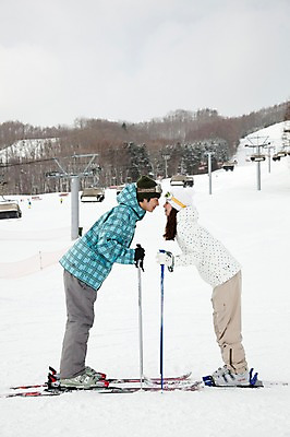 포토 JPG 나무 식물 해외기획촬영 라이프스타일 커플 계절 여자 남자 행복 스포츠용품 스포츠 여행 포즈 겨울 스포츠시설 2010년일본 모션 자연 레저 스키 겨울스포츠 스키장 고글 사랑 미소 웃음 사람 동양인 20대 성인 두명 라이프 레포츠 마주보기 일본 다정 장비 한국인 일본여행 레포츠용품 스키복 스키장비 청년만 성인만 국내포토 옷 감정 아시아 해외여행 컨셉 관계 표정 인종 청년 생활 오브젝트 시설 생태계 파일형식