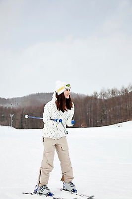 포토 JPG 나무 식물 해외기획촬영 라이프스타일 계절 여자 스포츠용품 스포츠 여행 포즈 겨울 스포츠시설 2010년일본 모션 자연 레저 스키 겨울스포츠 스키장 고글 한명 미소 웃음 사람 동양인 20대 성인 라이프 레포츠 일본 장비 한국인 일본여행 레포츠용품 스키복 스키장비 여자만 여자한명만 성인여자만 청년만 청년여자만 성인한명만 청년여자한명만 성인여자한명만 성인만 국내포토 1 옷 아시아 해외여행 표정 인종 청년 생활 오브젝트 시설 생태계 파일형식