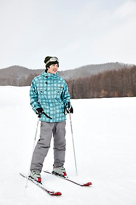 포토 JPG 나무 식물 해외기획촬영 라이프스타일 계절 남자 스포츠용품 스포츠 여행 포즈 겨울 스포츠시설 2010년일본 모션 자연 레저 스키 겨울스포츠 스키장 고글 한명 미소 웃음 사람 동양인 20대 성인 라이프 레포츠 일본 장비 한국인 일본여행 레포츠용품 스키복 스키장비 남자만 성인남자만 청년만 청년남자만 성인만 국내포토 1 옷 아시아 해외여행 표정 인종 청년 생활 오브젝트 시설 생태계 파일형식