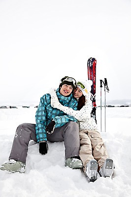 포토 JPG 해외기획촬영 라이프스타일 커플 계절 여자 남자 행복 스포츠용품 스포츠 여행 포즈 겨울 스포츠시설 2010년일본 모션 자연 레저 스키 겨울스포츠 스키장 고글 사랑 미소 웃음 사람 앉기 동양인 20대 성인 두명 라이프 레포츠 일본 다정 장비 한국인 일본여행 레포츠용품 스키복 스키장비 청년만 성인만 국내포토 옷 감정 아시아 해외여행 컨셉 관계 표정 인종 청년 생활 오브젝트 시설 생태계 파일형식