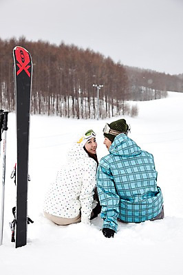 포토 JPG 나무 식물 해외기획촬영 라이프스타일 커플 계절 여자 남자 행복 스포츠용품 스포츠 여행 포즈 겨울 스포츠시설 2010년일본 모션 자연 레저 스키 겨울스포츠 스키장 고글 사랑 사람 앉기 동양인 20대 성인 두명 라이프 뒷모습 레포츠 일본 다정 장비 한국인 일본여행 레포츠용품 스키복 스키장비 청년만 성인만 국내포토 옷 감정 아시아 뷰포인트 해외여행 컨셉 관계 인종 청년 생활 오브젝트 시설 생태계 파일형식