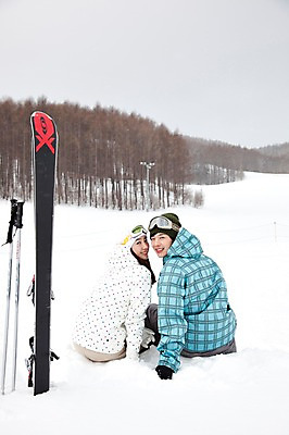포토 JPG 나무 식물 해외기획촬영 라이프스타일 커플 계절 여자 남자 행복 스포츠용품 스포츠 여행 포즈 겨울 스포츠시설 2010년일본 모션 자연 레저 스키 겨울스포츠 스키장 고글 사랑 미소 웃음 사람 앉기 동양인 20대 성인 두명 라이프 뒷모습 레포츠 일본 다정 장비 한국인 일본여행 레포츠용품 스키복 스키장비 청년만 성인만 국내포토 옷 감정 아시아 뷰포인트 해외여행 컨셉 관계 표정 인종 청년 생활 오브젝트 시설 생태계 파일형식