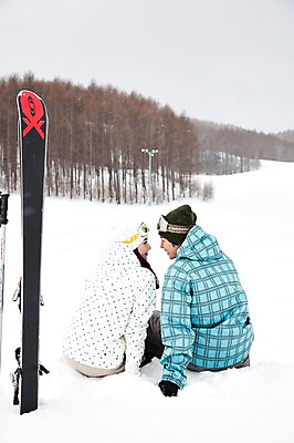 포토 JPG 나무 식물 해외기획촬영 라이프스타일 커플 계절 여자 남자 행복 스포츠용품 스포츠 여행 포즈 겨울 스포츠시설 2010년일본 모션 자연 레저 스키 겨울스포츠 스키장 고글 사랑 사람 앉기 동양인 20대 성인 두명 라이프 뒷모습 레포츠 일본 다정 장비 한국인 일본여행 레포츠용품 스키복 스키장비 청년만 성인만 국내포토 옷 감정 아시아 뷰포인트 해외여행 컨셉 관계 인종 청년 생활 오브젝트 시설 생태계 파일형식