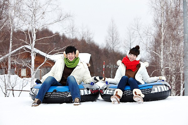 포토 JPG 나무 식물 해외기획촬영 라이프스타일 커플 계절 여자 남자 행복 스포츠 여행 포즈 겨울 스포츠시설 2010년일본 모션 자연 레저 겨울스포츠 스키장 사랑 미소 웃음 사람 앉기 동양인 20대 성인 두명 라이프 레포츠 설원 손잡기 일본 다정 한국인 일본여행 즐거움 썰매 튜브 눈썰매장 청년만 성인만 국내포토 감정 아시아 해외여행 컨셉 관계 눈_날씨 표정 인종 청년 생활 시설 생태계 파일형식