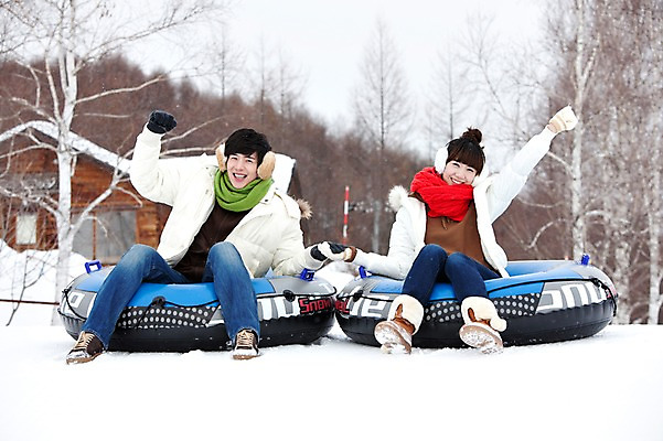 포토 JPG 나무 식물 해외기획촬영 라이프스타일 커플 계절 여자 남자 행복 스포츠 여행 포즈 겨울 스포츠시설 2010년일본 모션 자연 레저 겨울스포츠 스키장 사랑 미소 웃음 사람 앉기 동양인 20대 성인 두명 라이프 레포츠 설원 손잡기 일본 다정 한국인 일본여행 즐거움 썰매 튜브 눈썰매장 청년만 성인만 국내포토 감정 아시아 해외여행 컨셉 관계 눈_날씨 표정 인종 청년 생활 시설 생태계 파일형식