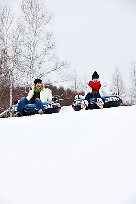포토 JPG 나무 식물 해외기획촬영 라이프스타일 커플 계절 여자 남자 행복 스포츠 여행 포즈 겨울 스포츠시설 2010년일본 모션 자연 레저 겨울스포츠 스키장 사랑 사람 동양인 20대 성인 두명 라이프 레포츠 설원 일본 다정 한국인 일본여행 즐거움 썰매 튜브 눈썰매장 청년만 성인만 국내포토 감정 아시아 해외여행 컨셉 관계 눈_날씨 인종 청년 생활 시설 생태계 파일형식