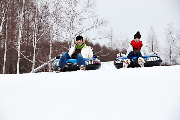 포토 JPG 나무 식물 해외기획촬영 라이프스타일 커플 계절 여자 남자 행복 스포츠 여행 포즈 겨울 스포츠시설 2010년일본 모션 자연 레저 겨울스포츠 스키장 사랑 사람 동양인 20대 성인 두명 라이프 레포츠 설원 일본 다정 한국인 일본여행 즐거움 썰매 튜브 눈썰매장 청년만 성인만 국내포토 감정 아시아 해외여행 컨셉 관계 눈_날씨 인종 청년 생활 시설 생태계 파일형식