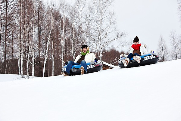 포토 JPG 나무 식물 해외기획촬영 라이프스타일 커플 계절 여자 남자 행복 스포츠 여행 포즈 겨울 스포츠시설 2010년일본 모션 자연 레저 겨울스포츠 스키장 사랑 사람 동양인 20대 성인 두명 라이프 레포츠 설원 일본 다정 한국인 일본여행 즐거움 썰매 튜브 눈썰매장 청년만 성인만 국내포토 감정 아시아 해외여행 컨셉 관계 눈_날씨 인종 청년 생활 시설 생태계 파일형식
