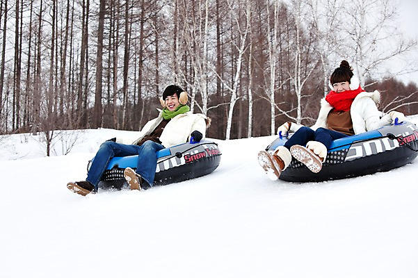 포토 JPG 나무 식물 해외기획촬영 라이프스타일 커플 계절 여자 남자 행복 스포츠 여행 포즈 겨울 스포츠시설 2010년일본 모션 자연 레저 겨울스포츠 스키장 사랑 사람 동양인 20대 성인 두명 라이프 레포츠 설원 일본 다정 한국인 일본여행 즐거움 썰매 튜브 눈썰매장 청년만 성인만 국내포토 감정 아시아 해외여행 컨셉 관계 눈_날씨 인종 청년 생활 시설 생태계 파일형식