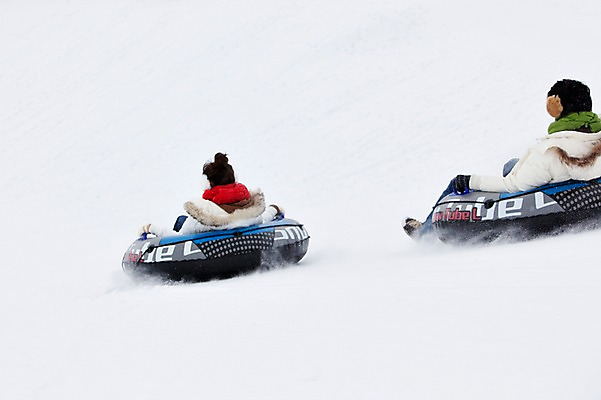 포토 JPG 해외기획촬영 라이프스타일 커플 계절 여자 남자 행복 스포츠 여행 포즈 겨울 스포츠시설 2010년일본 모션 자연 레저 겨울스포츠 스키장 사랑 사람 동양인 20대 성인 두명 라이프 뒷모습 레포츠 설원 일본 다정 한국인 일본여행 즐거움 썰매 튜브 눈썰매장 청년만 성인만 국내포토 감정 아시아 뷰포인트 해외여행 컨셉 관계 눈_날씨 인종 청년 생활 시설 생태계 파일형식