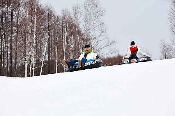 포토 JPG 나무 식물 해외기획촬영 라이프스타일 커플 계절 여자 남자 행복 스포츠 여행 포즈 겨울 스포츠시설 2010년일본 모션 자연 레저 겨울스포츠 스키장 사랑 사람 동양인 20대 성인 두명 라이프 레포츠 설원 일본 다정 한국인 일본여행 즐거움 썰매 튜브 눈썰매장 청년만 성인만 국내포토 감정 아시아 해외여행 컨셉 관계 눈_날씨 인종 청년 생활 시설 생태계 파일형식