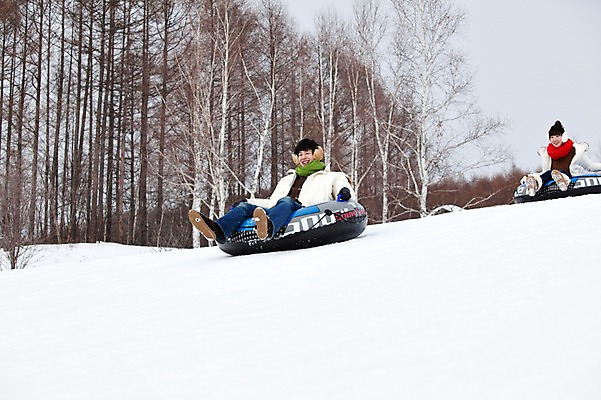 포토 JPG 나무 식물 해외기획촬영 라이프스타일 커플 계절 여자 남자 행복 스포츠 여행 포즈 겨울 스포츠시설 2010년일본 모션 자연 레저 겨울스포츠 스키장 사랑 사람 동양인 20대 성인 두명 라이프 레포츠 설원 일본 다정 한국인 일본여행 즐거움 썰매 튜브 눈썰매장 청년만 성인만 국내포토 감정 아시아 해외여행 컨셉 관계 눈_날씨 인종 청년 생활 시설 생태계 파일형식
