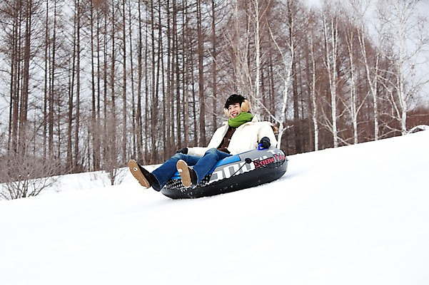 포토 JPG 나무 식물 해외기획촬영 라이프스타일 계절 스포츠 여행 포즈 겨울 스포츠시설 2010년일본 모션 자연 레저 겨울스포츠 스키장 한명 사람 동양인 20대 성인 라이프 레포츠 설원 일본 한국인 일본여행 즐거움 썰매 튜브 눈썰매장 청년만 성인만 국내포토 1 감정 아시아 해외여행 눈_날씨 인종 청년 생활 시설 생태계 파일형식