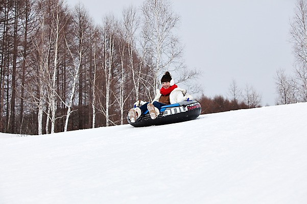 포토 JPG 나무 식물 해외기획촬영 라이프스타일 계절 여자 스포츠 여행 포즈 겨울 스포츠시설 2010년일본 모션 자연 레저 겨울스포츠 스키장 한명 사람 동양인 20대 성인 라이프 레포츠 설원 일본 한국인 일본여행 즐거움 썰매 튜브 눈썰매장 여자만 여자한명만 성인여자만 청년만 청년여자만 성인한명만 청년여자한명만 성인여자한명만 성인만 국내포토 1 감정 아시아 해외여행 눈_날씨 인종 청년 생활 시설 생태계 파일형식