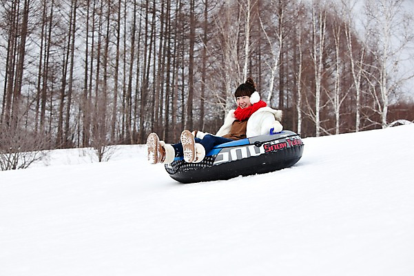 포토 JPG 나무 식물 해외기획촬영 라이프스타일 계절 여자 스포츠 여행 포즈 겨울 스포츠시설 2010년일본 모션 자연 레저 겨울스포츠 스키장 한명 사람 동양인 20대 성인 라이프 레포츠 설원 일본 한국인 일본여행 즐거움 썰매 튜브 눈썰매장 여자만 여자한명만 성인여자만 청년만 청년여자만 성인한명만 청년여자한명만 성인여자한명만 성인만 국내포토 1 감정 아시아 해외여행 눈_날씨 인종 청년 생활 시설 생태계 파일형식