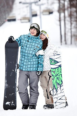 포토 JPG 나무 식물 해외기획촬영 라이프스타일 커플 계절 여자 남자 행복 스포츠용품 스포츠 여행 포즈 겨울 스포츠시설 2010년일본 모션 자연 레저 겨울스포츠 스키장 사랑 미소 웃음 사람 동양인 20대 성인 두명 라이프 레포츠 설원 일본 다정 장비 한국인 스노우보드 보드 일본여행 레포츠용품 스키복 보드장비 청년만 성인만 국내포토 옷 감정 아시아 해외여행 컨셉 관계 스키 눈_날씨 표정 인종 청년 생활 보드_스포츠 오브젝트 시설 생태계 파일형식