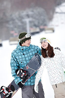 포토 JPG 나무 식물 해외기획촬영 라이프스타일 커플 계절 여자 남자 행복 스포츠용품 스포츠 여행 포즈 겨울 스포츠시설 2010년일본 모션 자연 레저 겨울스포츠 스키장 사랑 미소 웃음 사람 동양인 20대 성인 두명 라이프 레포츠 설원 일본 다정 장비 한국인 스노우보드 보드 일본여행 레포츠용품 스키복 보드장비 청년만 성인만 국내포토 옷 감정 아시아 해외여행 컨셉 관계 스키 눈_날씨 표정 인종 청년 생활 보드_스포츠 오브젝트 시설 생태계 파일형식