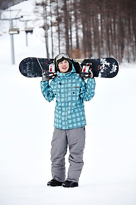 포토 JPG 나무 식물 해외기획촬영 라이프스타일 계절 남자 스포츠용품 스포츠 여행 포즈 겨울 스포츠시설 2010년일본 모션 자연 레저 겨울스포츠 스키장 한명 서기 미소 웃음 사람 동양인 20대 성인 라이프 레포츠 설원 일본 장비 한국인 스노우보드 보드 일본여행 레포츠용품 스키복 보드장비 남자만 성인남자만 청년만 청년남자만 성인만 국내포토 1 옷 아시아 해외여행 스키 눈_날씨 표정 인종 청년 생활 보드_스포츠 오브젝트 시설 생태계 파일형식