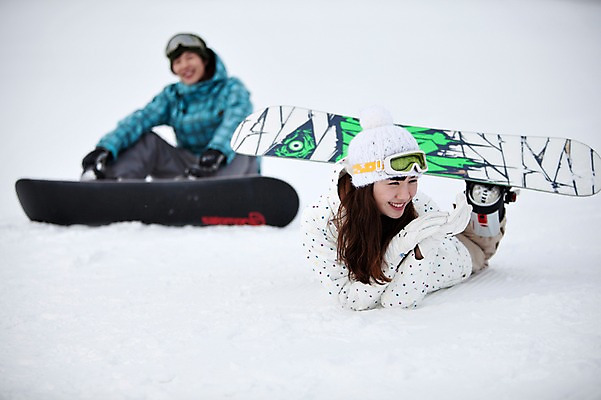 포토 JPG 해외기획촬영 라이프스타일 커플 계절 여자 남자 행복 엎드리기 스포츠용품 스포츠 여행 포즈 겨울 스포츠시설 2010년일본 모션 자연 레저 겨울스포츠 스키장 고글 사랑 미소 웃음 사람 앉기 동양인 20대 성인 두명 라이프 레포츠 설원 일본 다정 장비 한국인 스노우보드 보드 일본여행 레포츠용품 스키복 보드장비 청년만 성인만 국내포토 옷 감정 아시아 해외여행 컨셉 관계 스키 표정 인종 청년 생활 눈 보드_스포츠 오브젝트 시설 생태계 파일형식